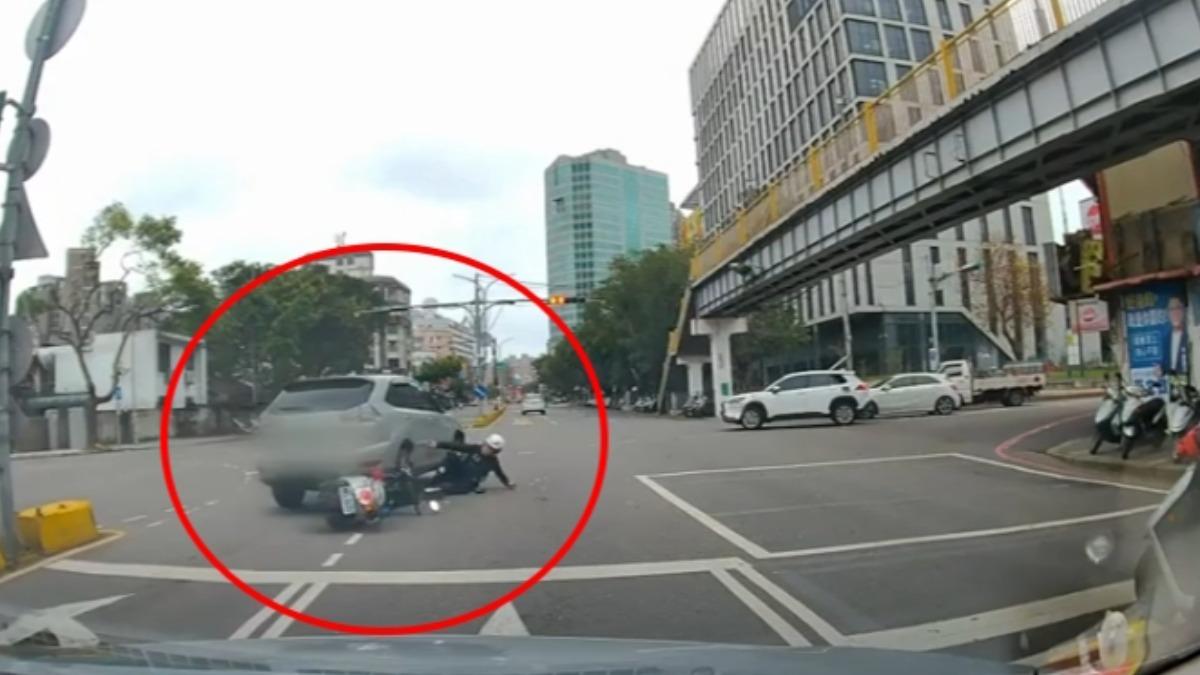 警方追逐拒檢逃逸車輛,駕駛竟倒車,企圖衝撞員警。(圖/民眾提供)
