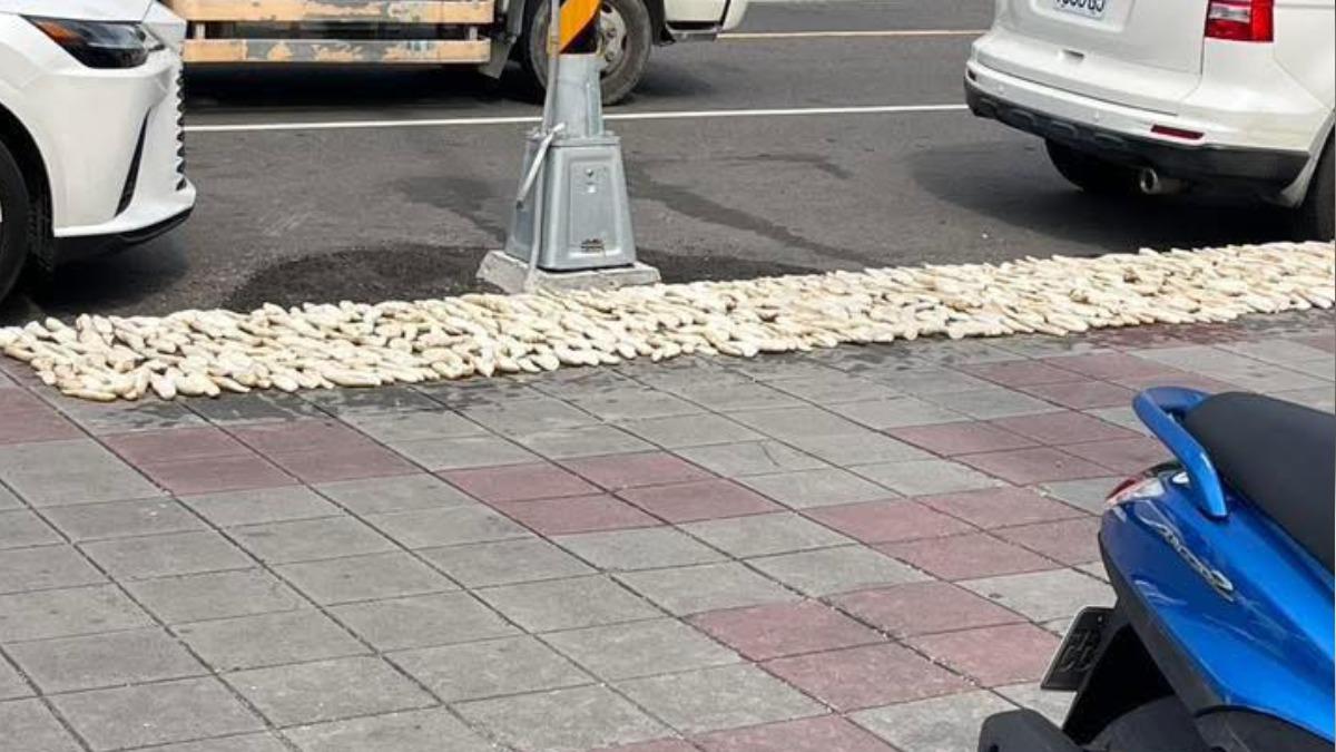 原PO發現,該店家前幾天才剛在同樣地點放置蘿蔔乾。(圖/原PO授權提供)