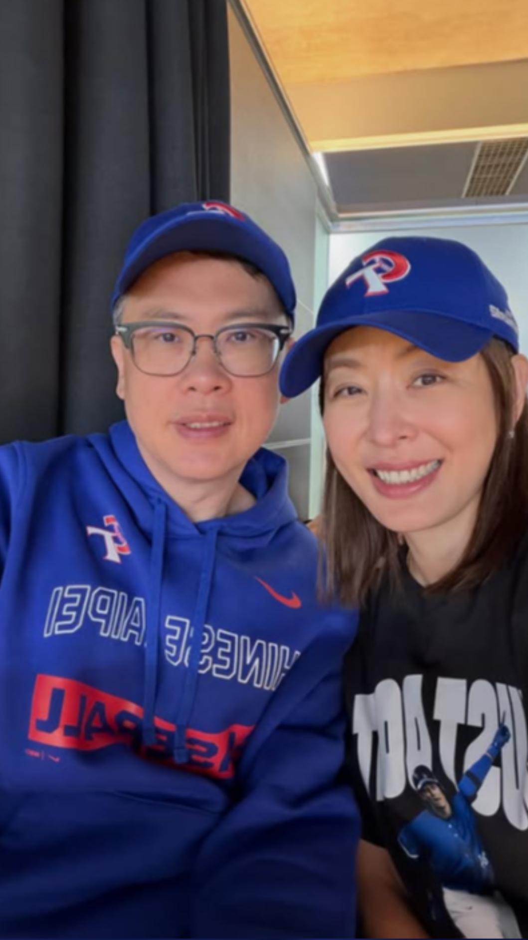 賈永婕與老公看球。(圖/翻攝自賈永婕IG)