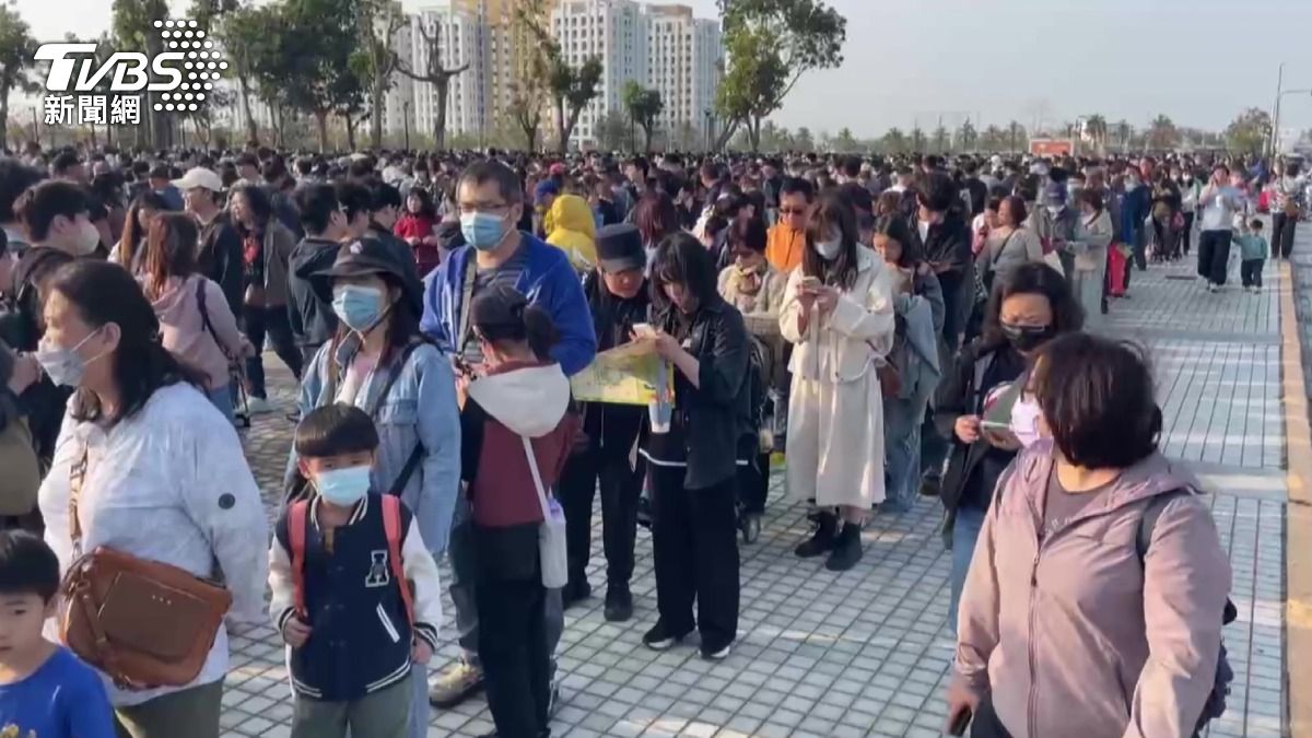 嘉義高鐵站塞爆,接駁車加開至53班次,全力疏運人潮。(圖/TVBS)