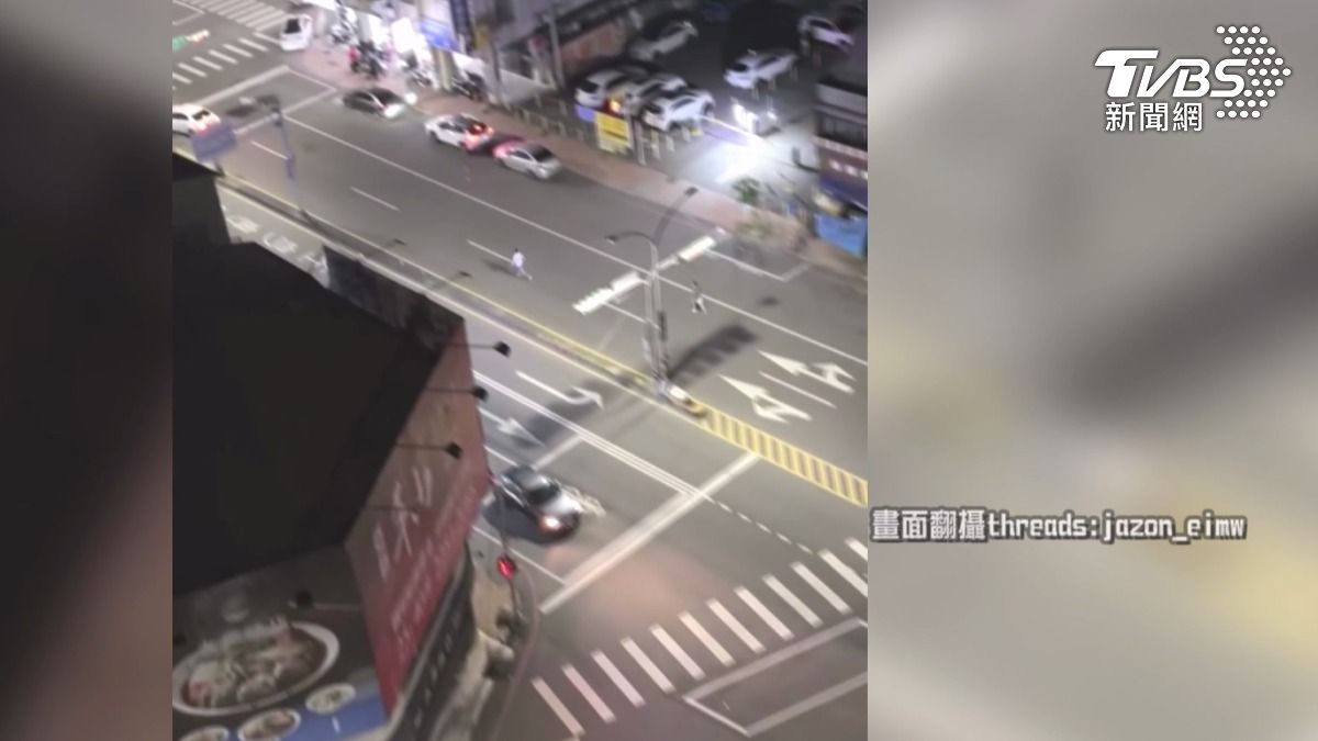 擦肩就開打　台中街頭球棒追人畫面曝。