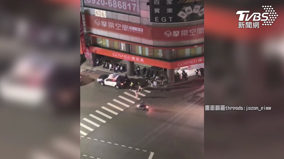 擦肩就開打　台中街頭球棒追人畫面曝。
