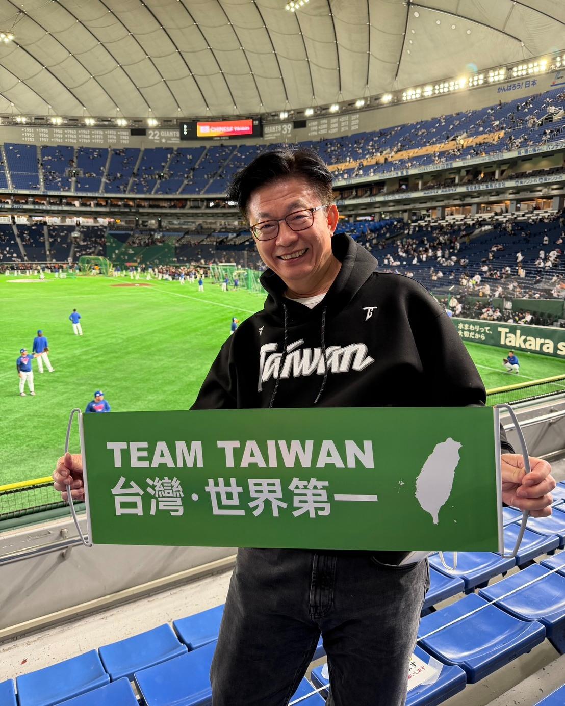 綠委郭國文拿著「TEAM TAIWAN」旗幟到場支持中華隊選手。(圖/翻攝自郭國文臉書)