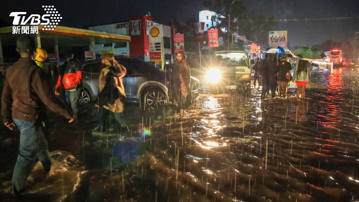 肯亞首都奈洛比受暴雨侵襲，當地居民僅能在洪水中走動。（圖／達志影像美聯社）