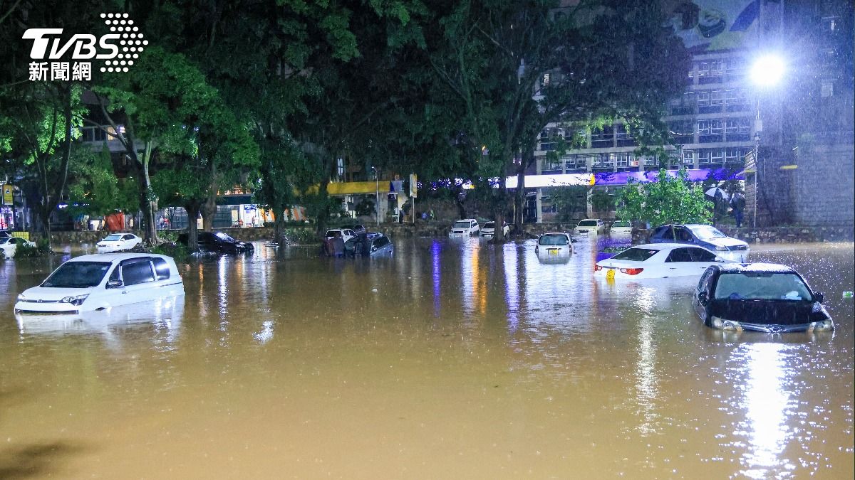 暴雨後,奈洛比道路幾乎被淹沒,多名車主愛車慘成泡水車。(圖/達志影像美聯社)