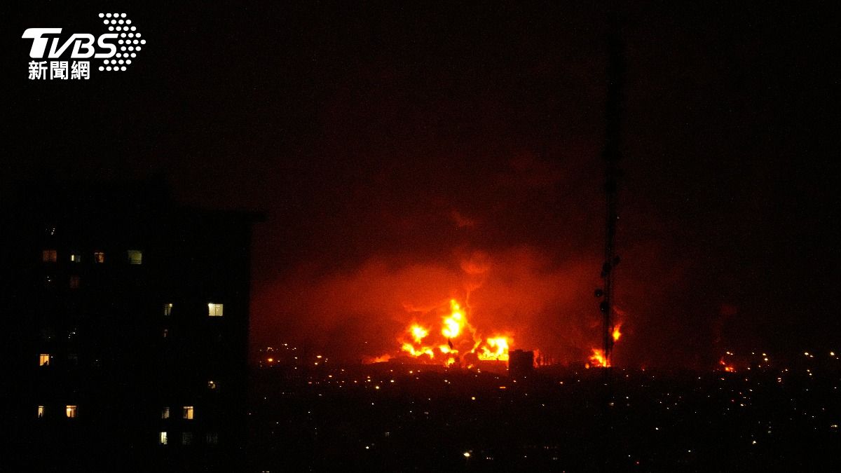 美以聯軍週六再度發動空襲,伊朗主要國際機場、煉油設施遭攻擊。(圖/達志影像美聯社)