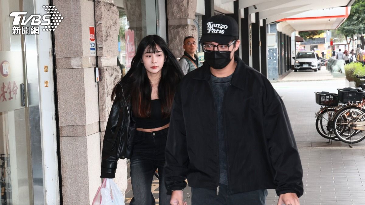 袁惟仁兒子女兒第二天到場。(圖/趙世平攝)
