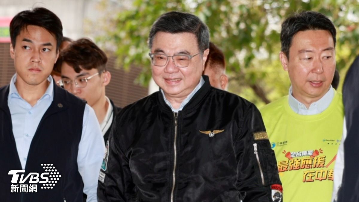 行政院長卓榮泰週六當天來回東京巨蛋，今早赴台北車站看台韓大戰。（圖／華子琛攝）