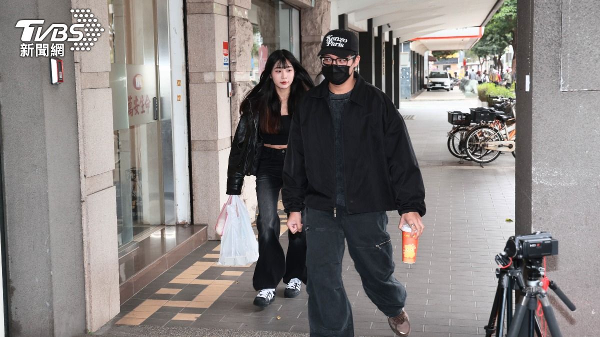 袁融(左)、袁義一早就到靈堂。(圖/趙世平攝)