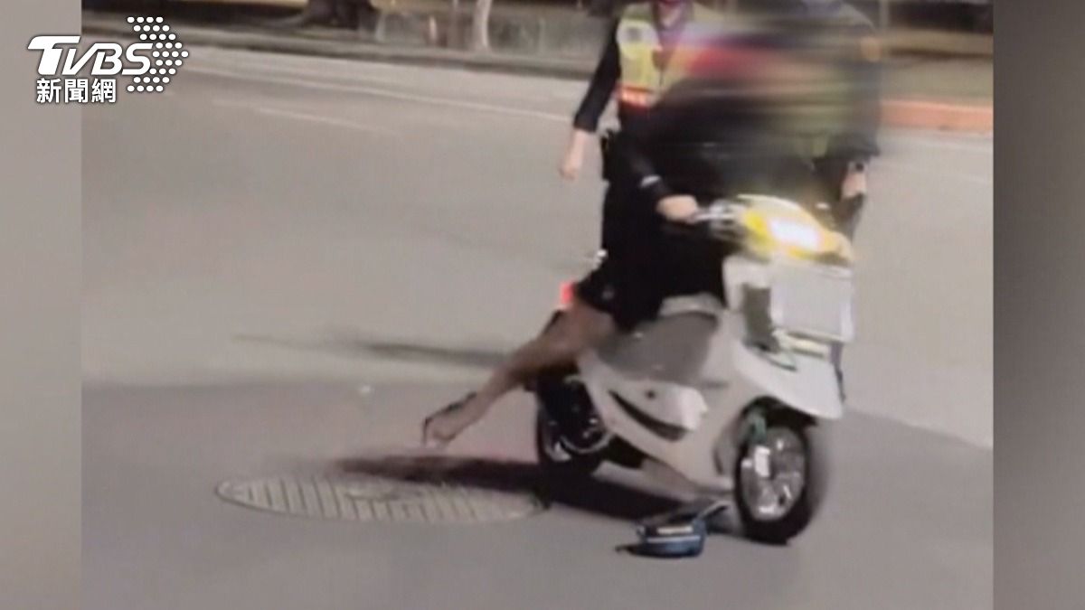 酒駕男廟會遶境挑釁警察,甚至故意踢踹地上的警帽,完全無視警方存在。(圖/翻攝Threads_bingo._.08)