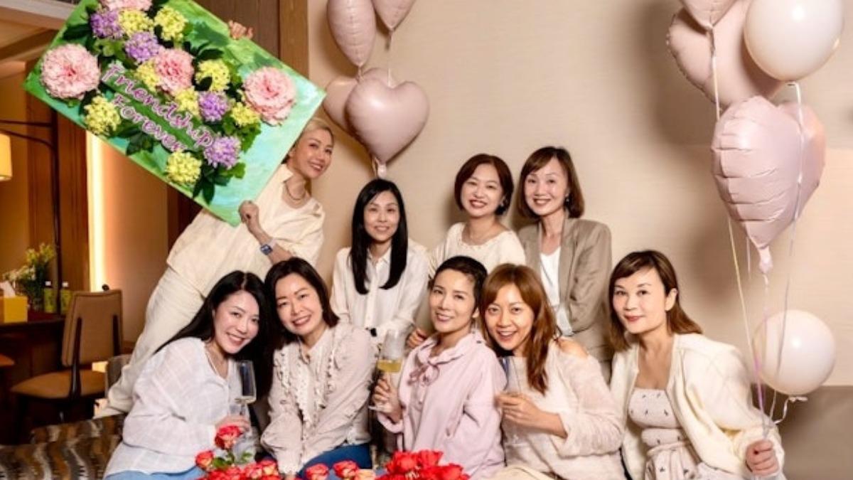 吳文忻相約一群好姊妹舉辦「生前追思會」。（圖／翻攝自nat_ng_nat IG）