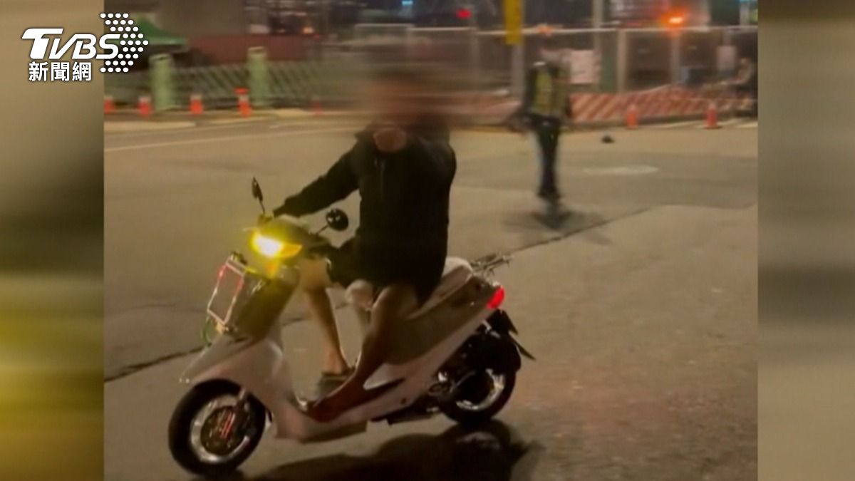 郭男不斷以危險駕車方式繞行,引發現場民眾不滿,並以不雅語詞挑釁執勤員警,且企圖衝撞員警。(圖/翻攝Threads_bocheng1003)