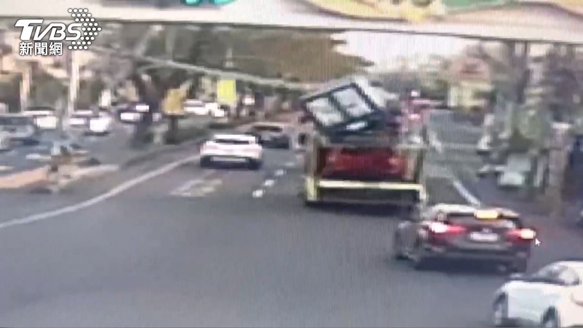 大貨車載貨「超高勾電線」!紅綠燈遭扯斷倒塌 駕駛慘賠。(圖/TVBS)