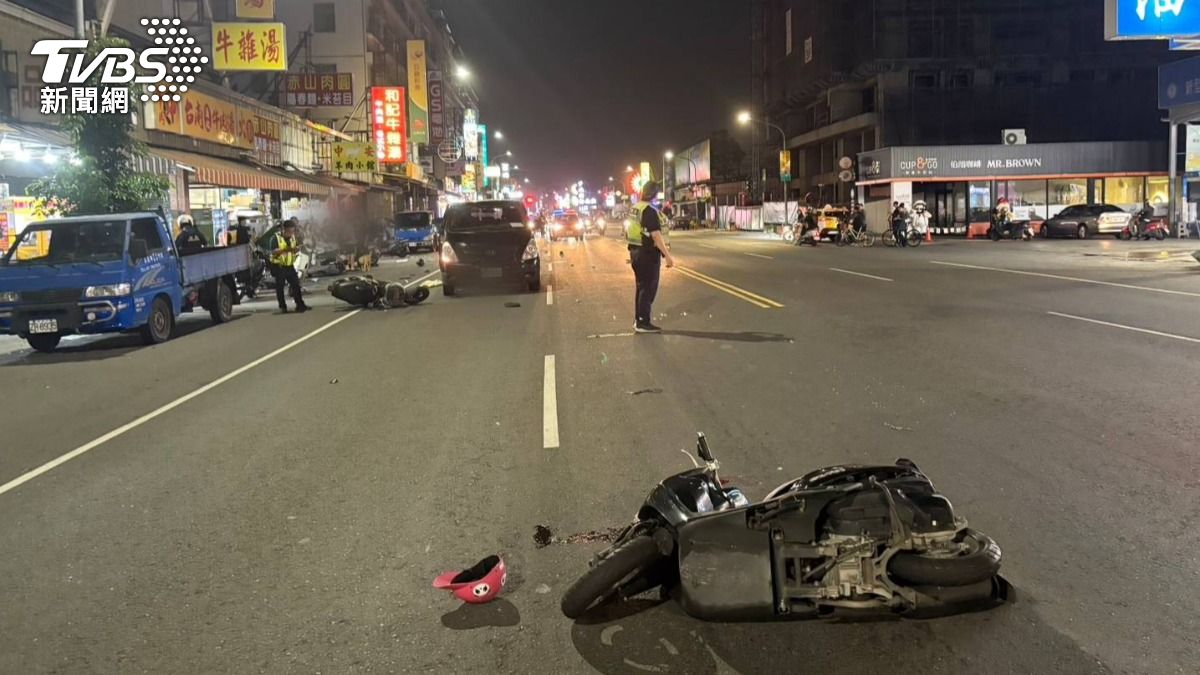 事故現場一片狼藉,黑色休旅車車頭嚴重變形,被撞的機車零件散落一地,現場血跡斑斑。(圖/TVBS)