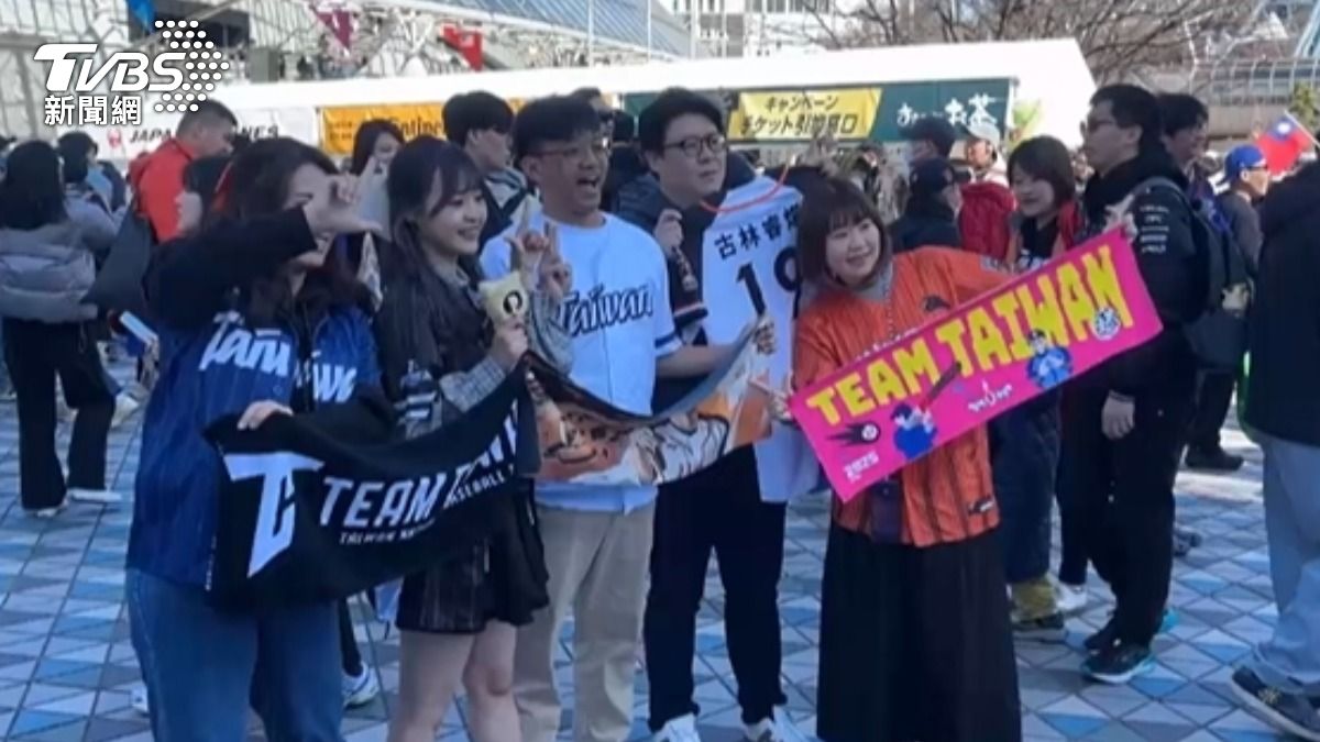 大批台灣球迷在台韓大戰前三小時就到東京巨蛋外替中華隊集氣。（圖／TVBS）