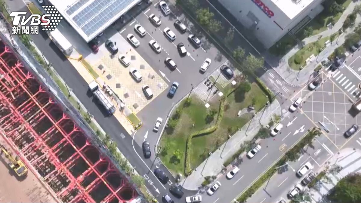 油價要漲1.5元！賣場加油站車龍600公尺　車主甘願排半小時勝省油錢。(圖／TVBS)