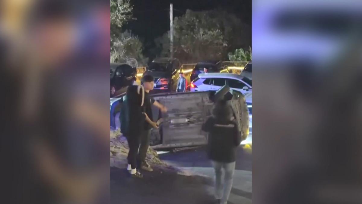才剛拿駕照!18歲男帶女友賞夜景 倒車失控翻覆「當場壓死」 。(圖/民眾提供)
