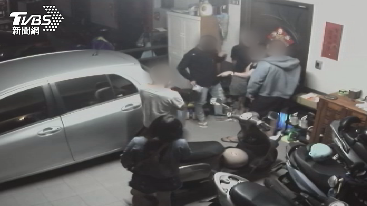 29歲的邱姓女子表示，她半年前從一間SAP芳療館離職後，陸續有人上門討債。（圖／民眾提供）