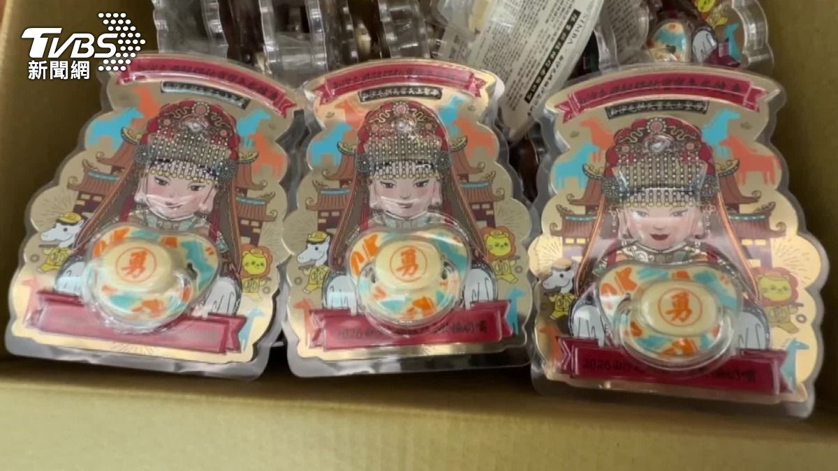 信眾排隊領白沙屯媽祖限量版祈福安撫奶嘴。(圖/TVBS)