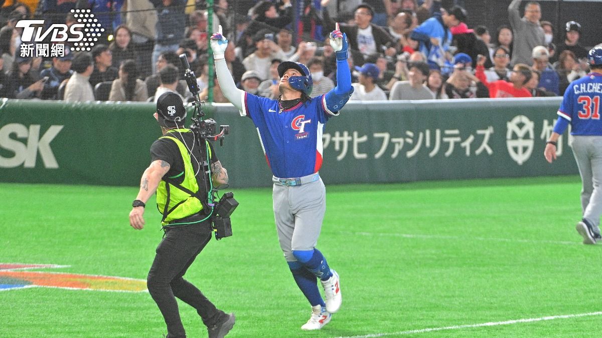 張育成擊出陽春砲。(圖/胡瑞麒攝)