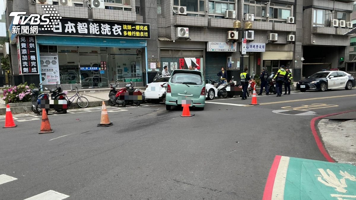 胡姓婦人開車失控肇事,事故波及1輛汽車、7輛機車。(圖/TVBS)