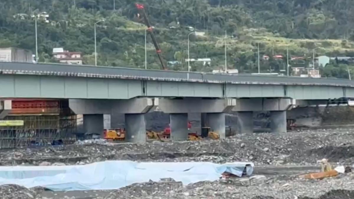 花蓮玉里大橋橋面出現V字型,公路局表示是為了對抗板塊擠壓特別設計。(圖/TVBS)