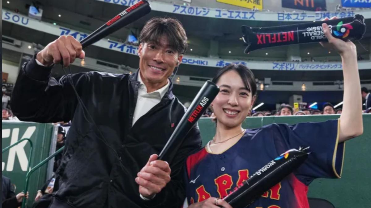 戶田惠梨香(右)和前日職選手糸井嘉男為日本隊加油。(圖/翻攝自X)