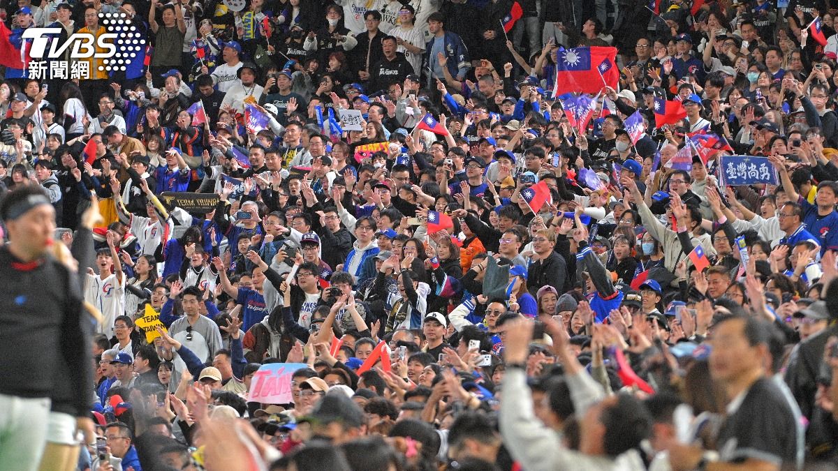 日本東京巨蛋湧入超多台灣人。(圖/胡瑞麒攝)