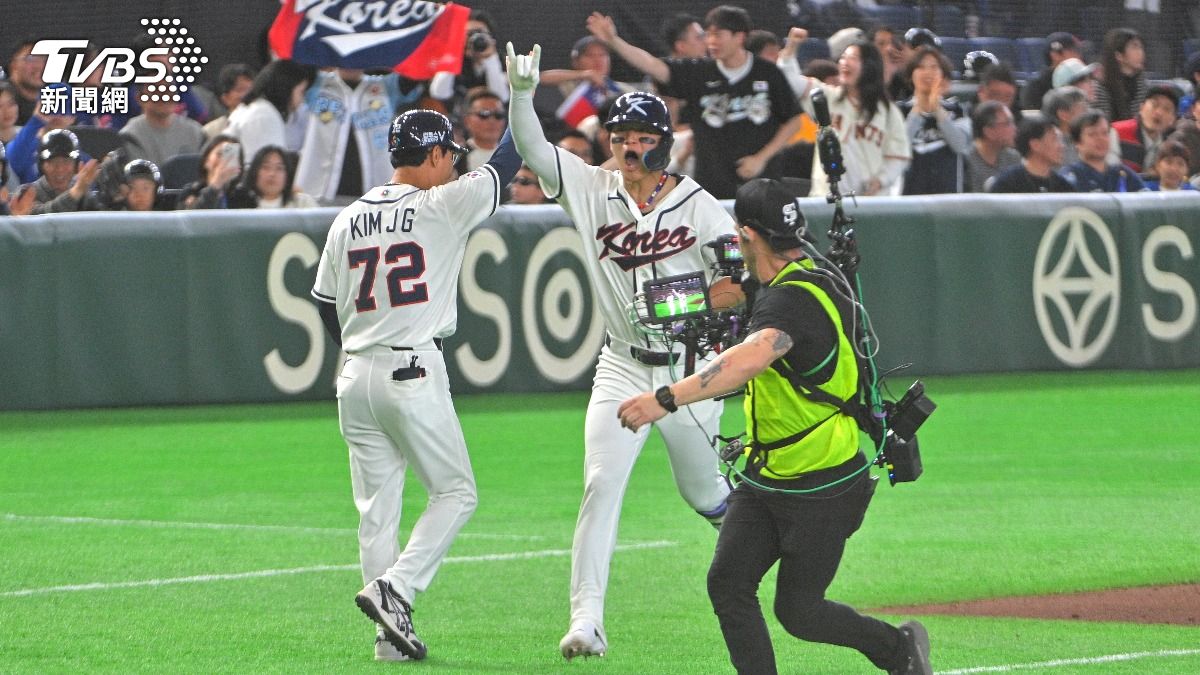 韓國隊球員金倒永擊出兩分砲。(圖/胡瑞麒攝)