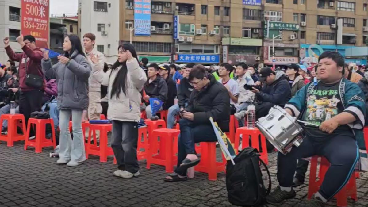 民眾不只站起跳應援舞,甚至自備鼓敲響節奏助陣。(圖/TVBS)