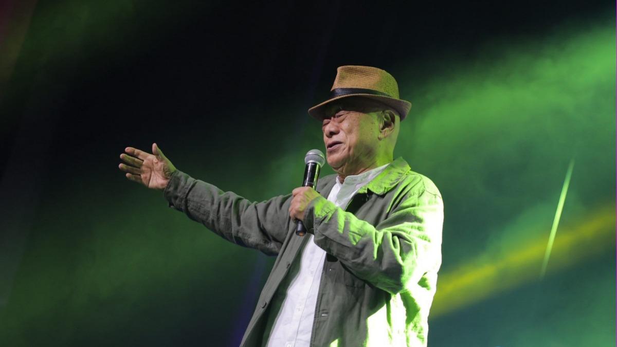 81歲本土男星爆2度中風!拄拐杖露面「重返舞台」 成功戒50年菸癮