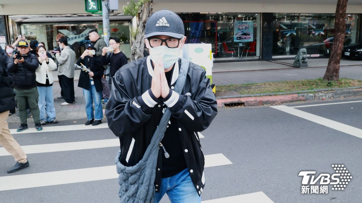 大咖天王消失8年!突現身袁惟仁靈堂 默默募款負擔醫藥費