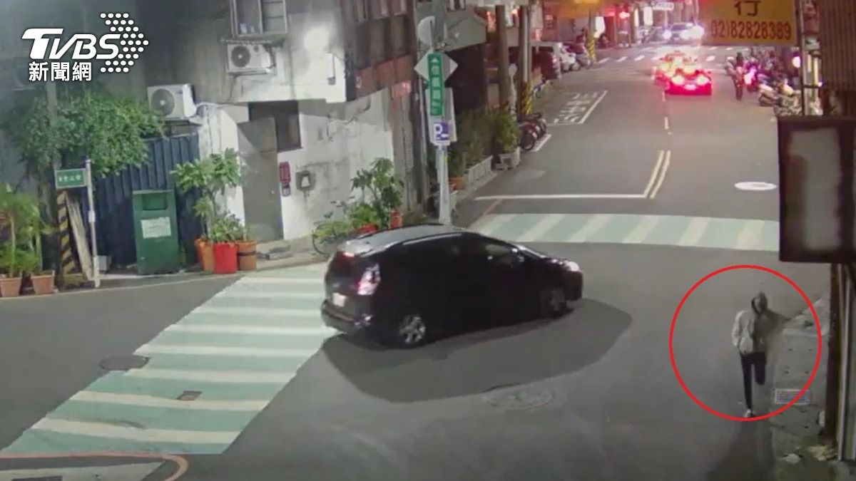 廖男被砍傷後一度想逃離現場。(圖/TVBS)