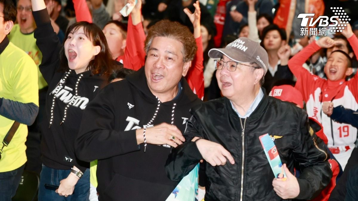 行政院長卓榮泰今赴台北車站看WBC台韓大戰。(圖/華子琛攝)