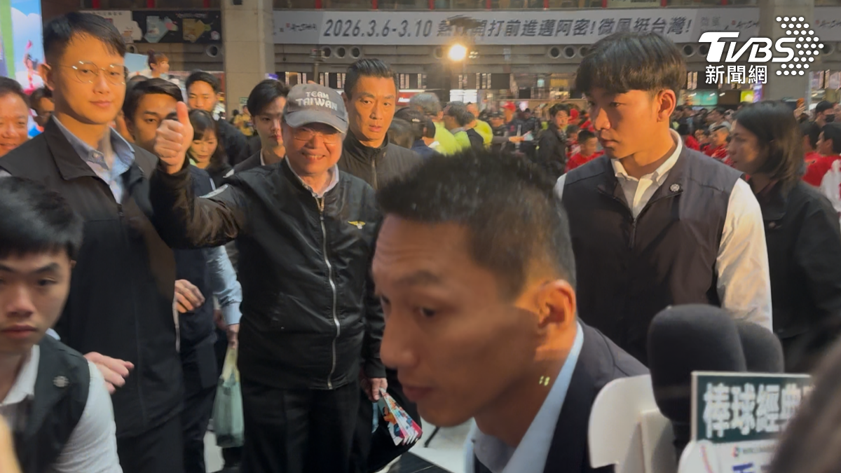 卓榮泰離開北車時則面帶笑容向媒體比出讚的手勢。(圖/劉庭宇攝)