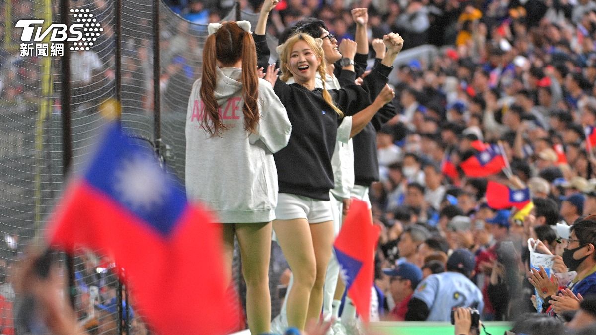 日本東京巨蛋內湧入超多台灣人，為中華隊加油。（圖／胡瑞麒攝）