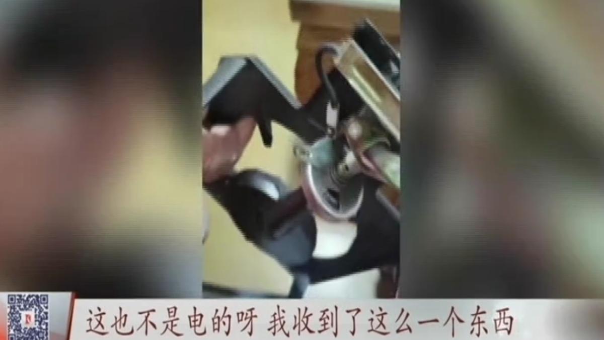 大陸低成本AI直播帶貨詐騙猖獗,消費者以為5折買到原價千元台幣電熱爐,卻收到價值300元的卡式瓦斯爐。(圖/翻攝上海東方衛視)