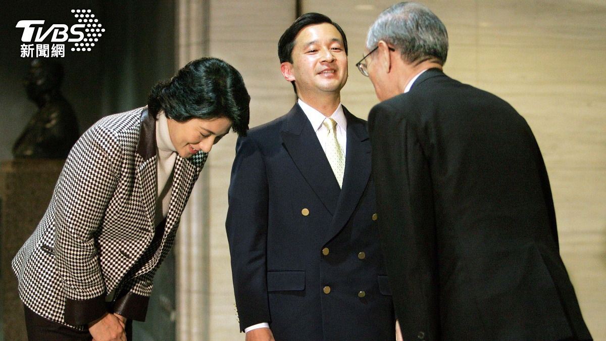 2006年時任皇太子的德仁(中)與皇太子妃雅子(左)到東京巨蛋看WBC。(圖/達志影像美聯社)