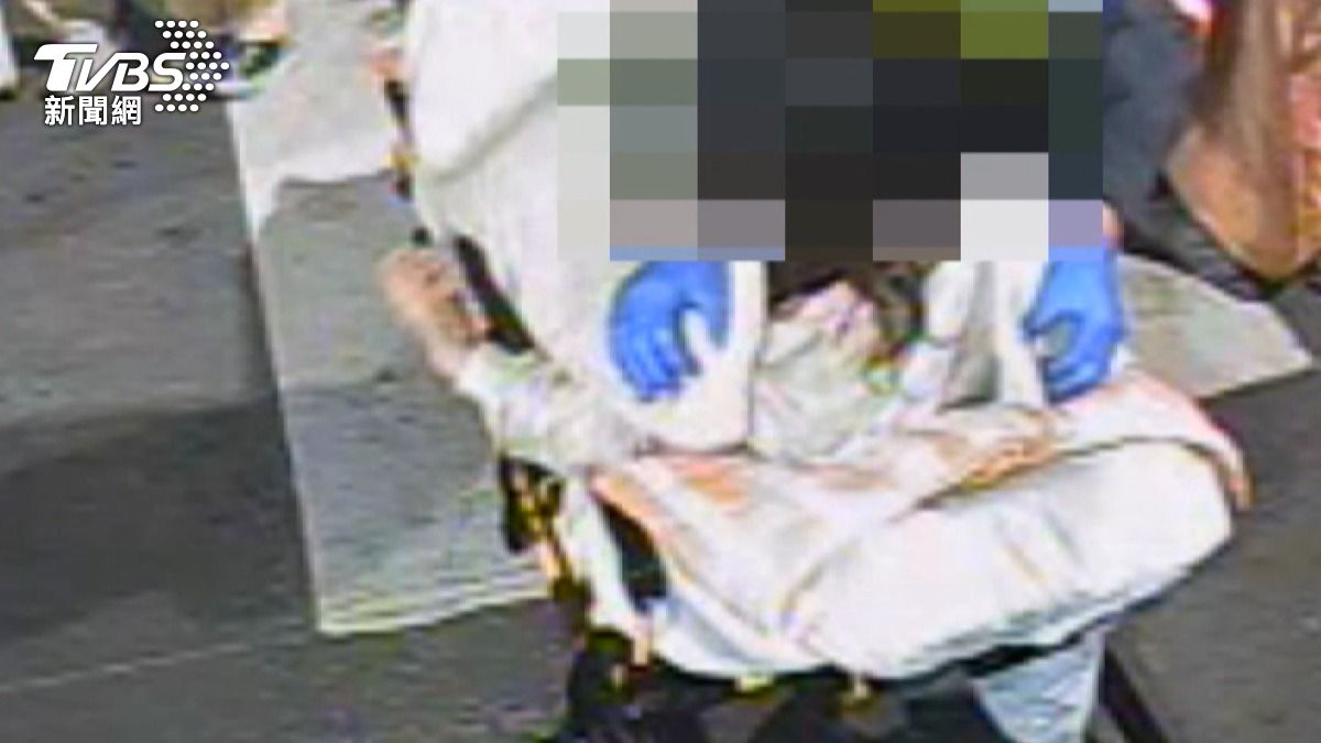 救護車到場,趕緊拿出厚棉被,只見一名女子,頭髮也濕了,披著外套,坐上擔架,所幸只有肢體外傷(圖/TVBS)
