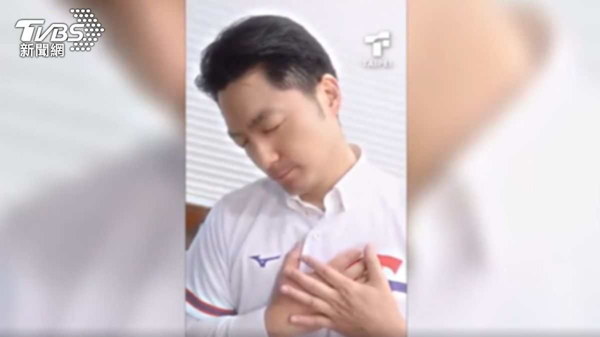挑戰海豹舞! 蔣萬安模仿金宣虎「歪頭眨眼」。(圖/蔣萬安FB)