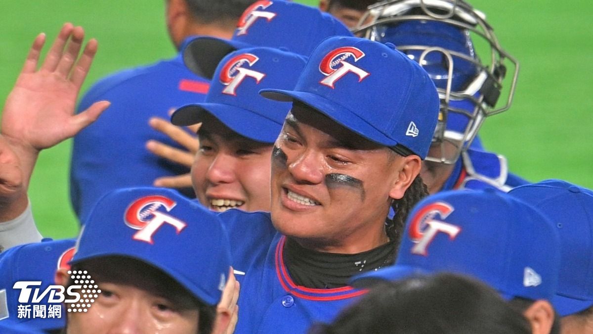 擊出全壘打的張育成激動落淚。（圖／胡瑞麒攝）