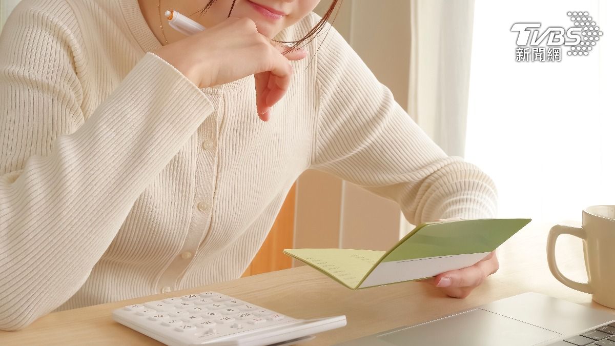 父突遞存摺「逼投資」!女大生超錯愕求救 過來人卻點頭大讚
