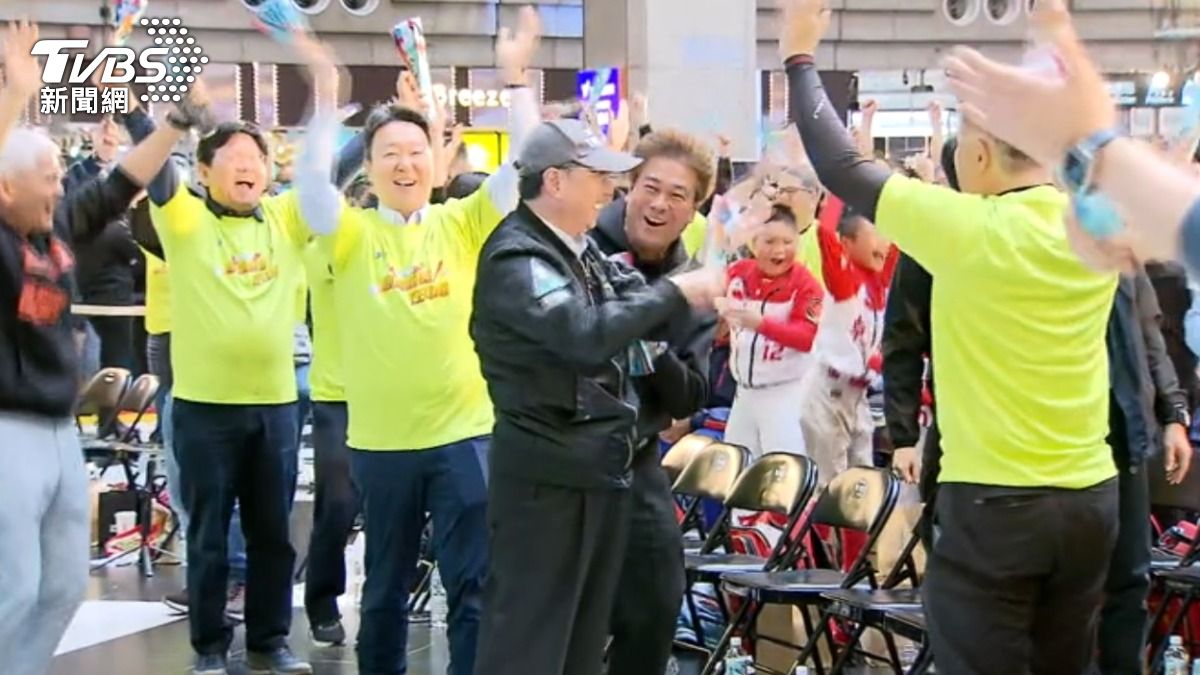 中華隊贏韓球迷嗨翻，超商、賣場、速食店祭優惠。（圖／TVBS）