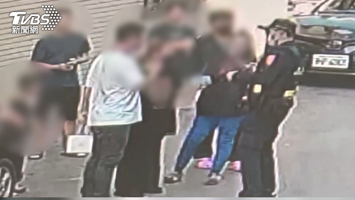 民眾目擊年約九歲男童在路邊被家長罰半蹲,警方獲報到場了解(TVBS/圖)