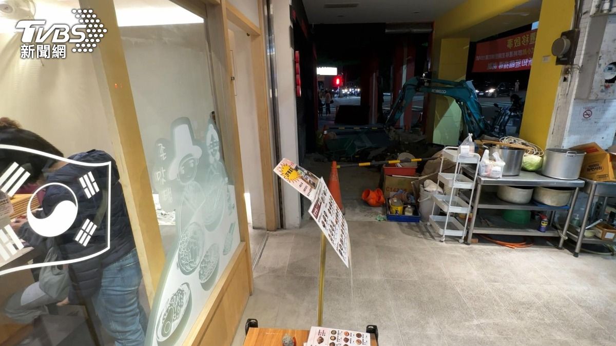 韓式餐廳指控疑似租約糾紛,店門口水溝被惡意倒油(TVBS/圖)