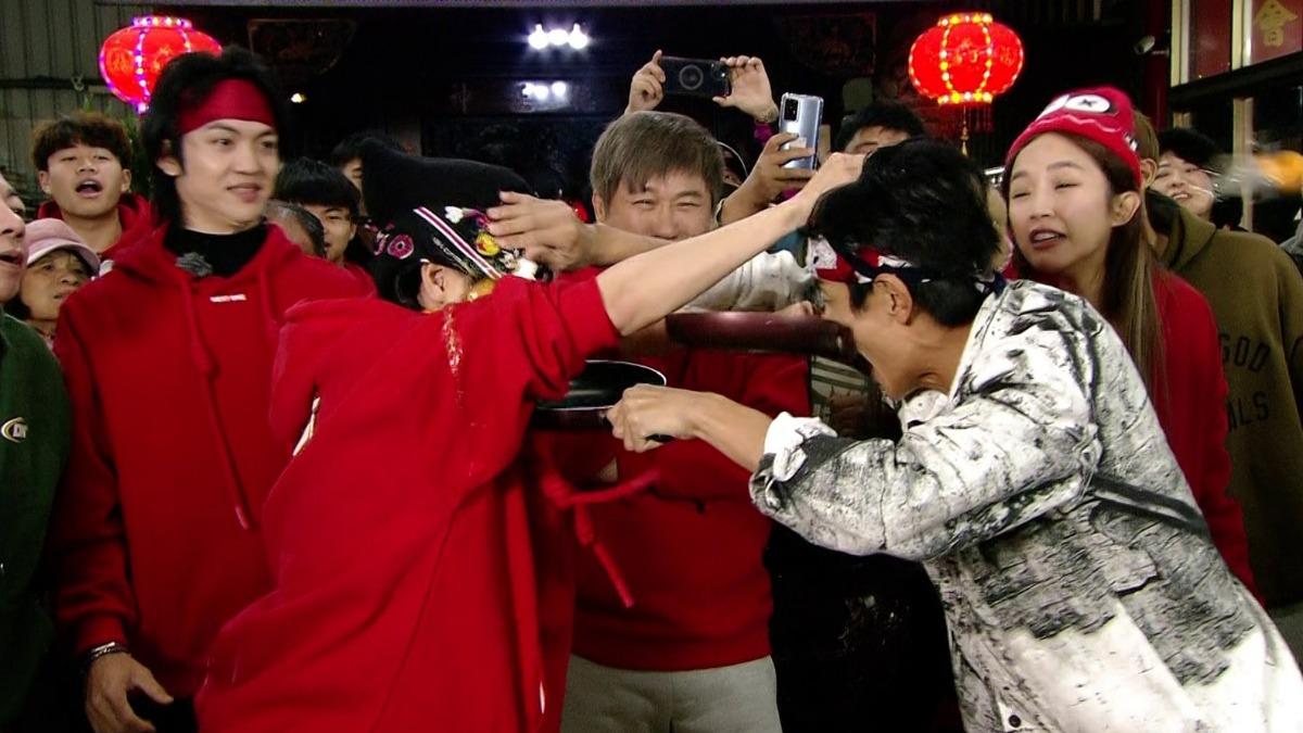 籃籃和阿翔對決。(圖/民視提供)