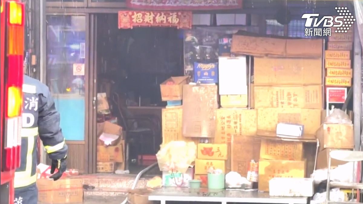 北屯金紙鋪火舌猛竄　消防灌救逾2小時。