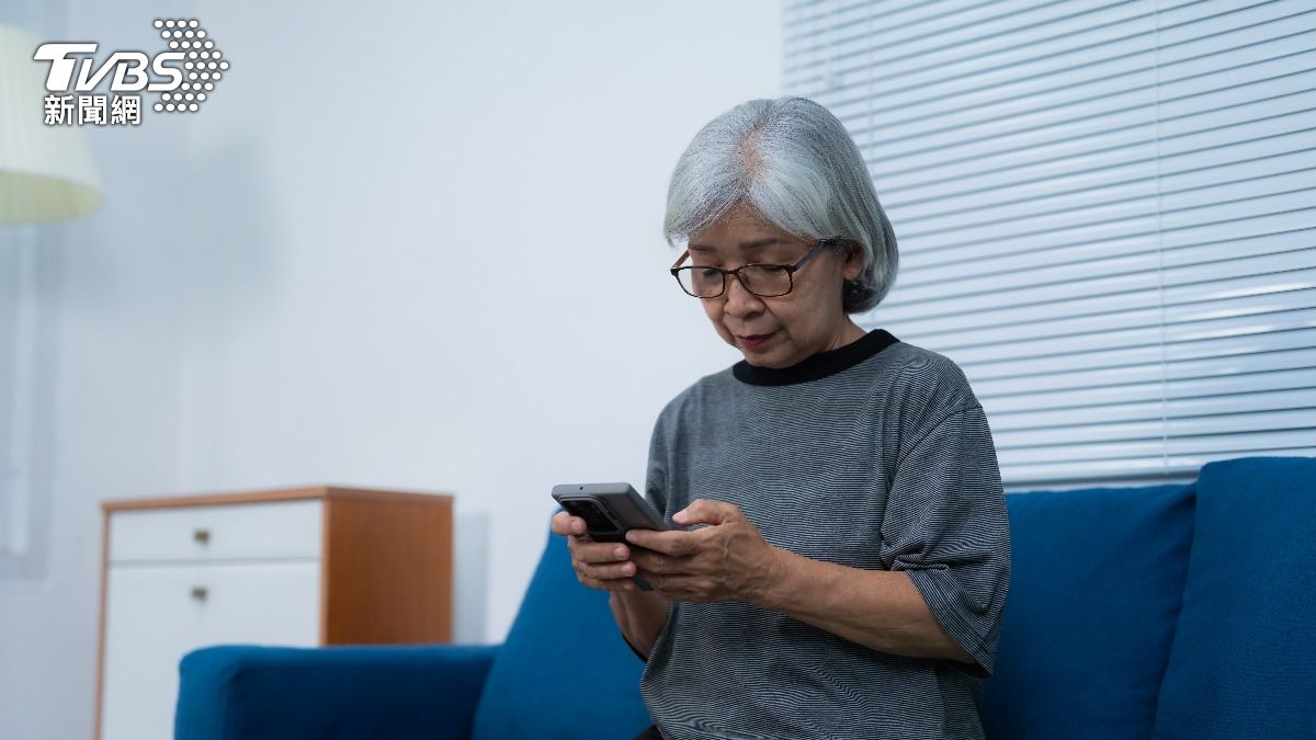 睜眼就滑!陸7旬婦看手機12小時 右眼近視飆2300度