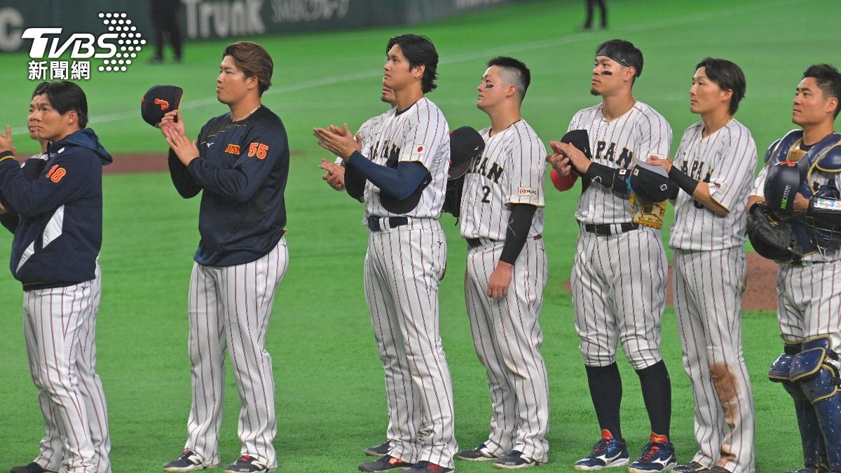 大谷翔平率全隊脫帽致意,目送天皇一家人離席。(圖/胡瑞麒攝)