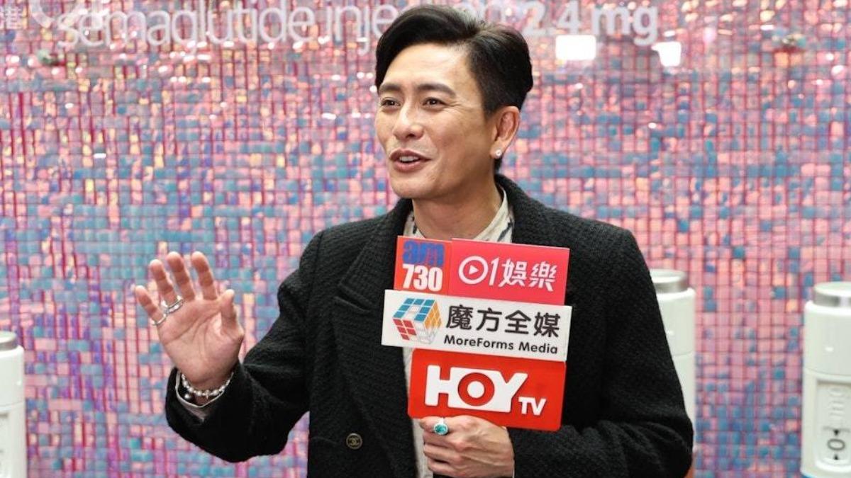黃宗澤除了穿上名牌西裝,左手手上所戴的巨型「藍綠色」鑽石戒指也是一大亮點。(圖/香港01)